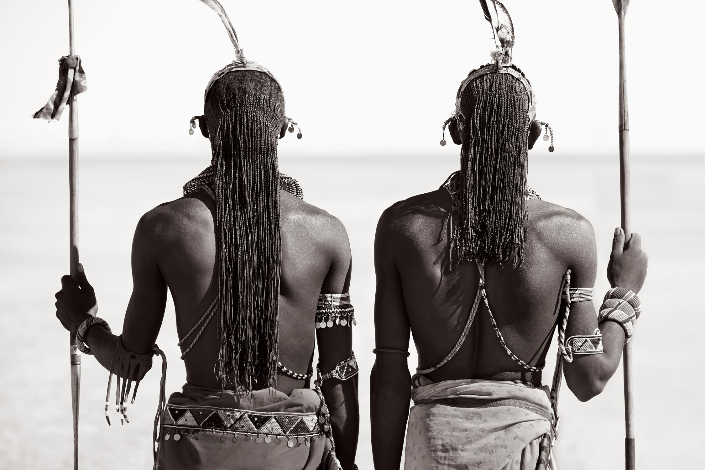Portrait de deux guerriers tenant des lances dans le désert, inspiré par la mode