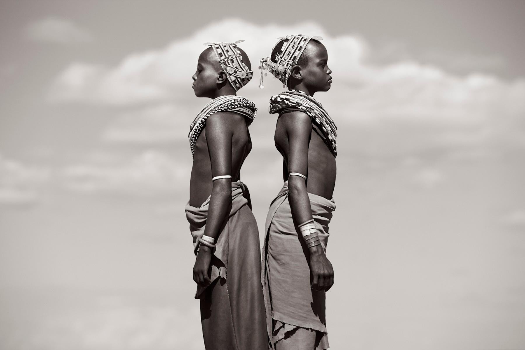 Portrait inspiré de la mode de deux jeunes femmes posant avec des bijoux traditionnels. - Photograph de Drew Doggett