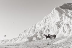 The Horses stehen vor einer Sandsteinformation mit Luftballons im Hintergrund