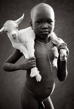 Ikonisches Porträt eines jungen Jungen aus Äthiopien, klassische Schwarz-Weiß-Fotografie