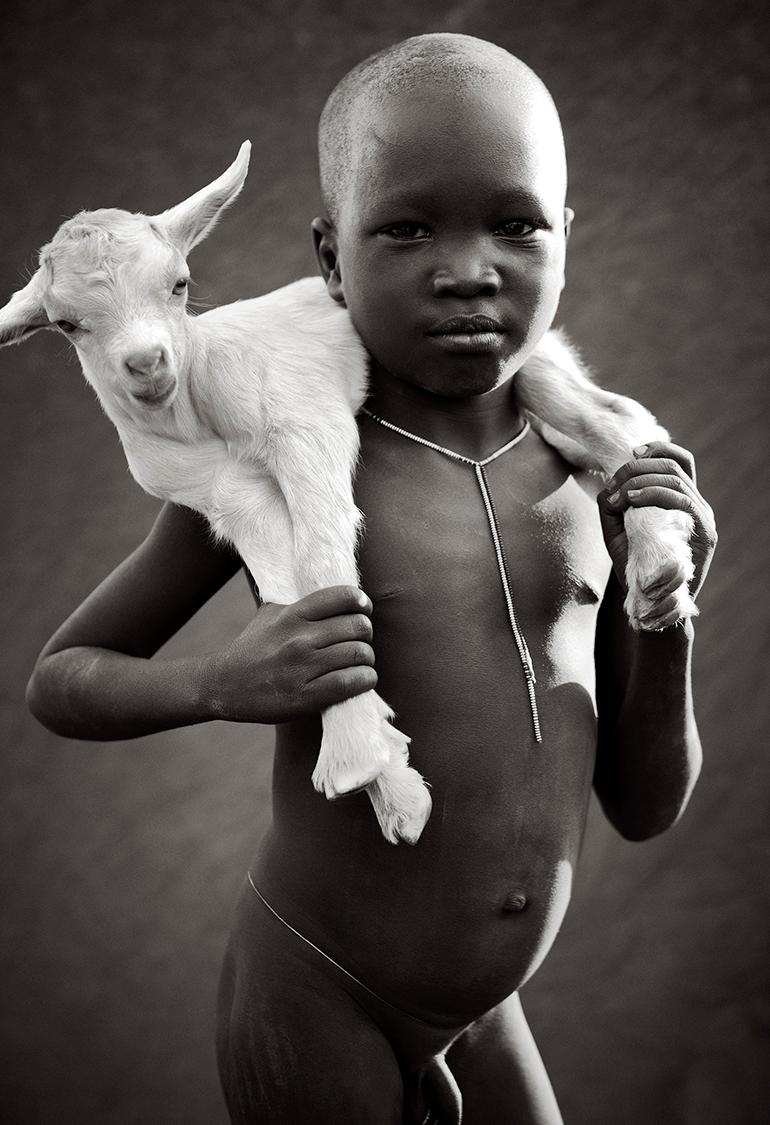 Drew Doggett Portrait Photograph – Ikonisches Porträt eines jungen Jungen aus Äthiopien, klassische Schwarz-Weiß-Fotografie
