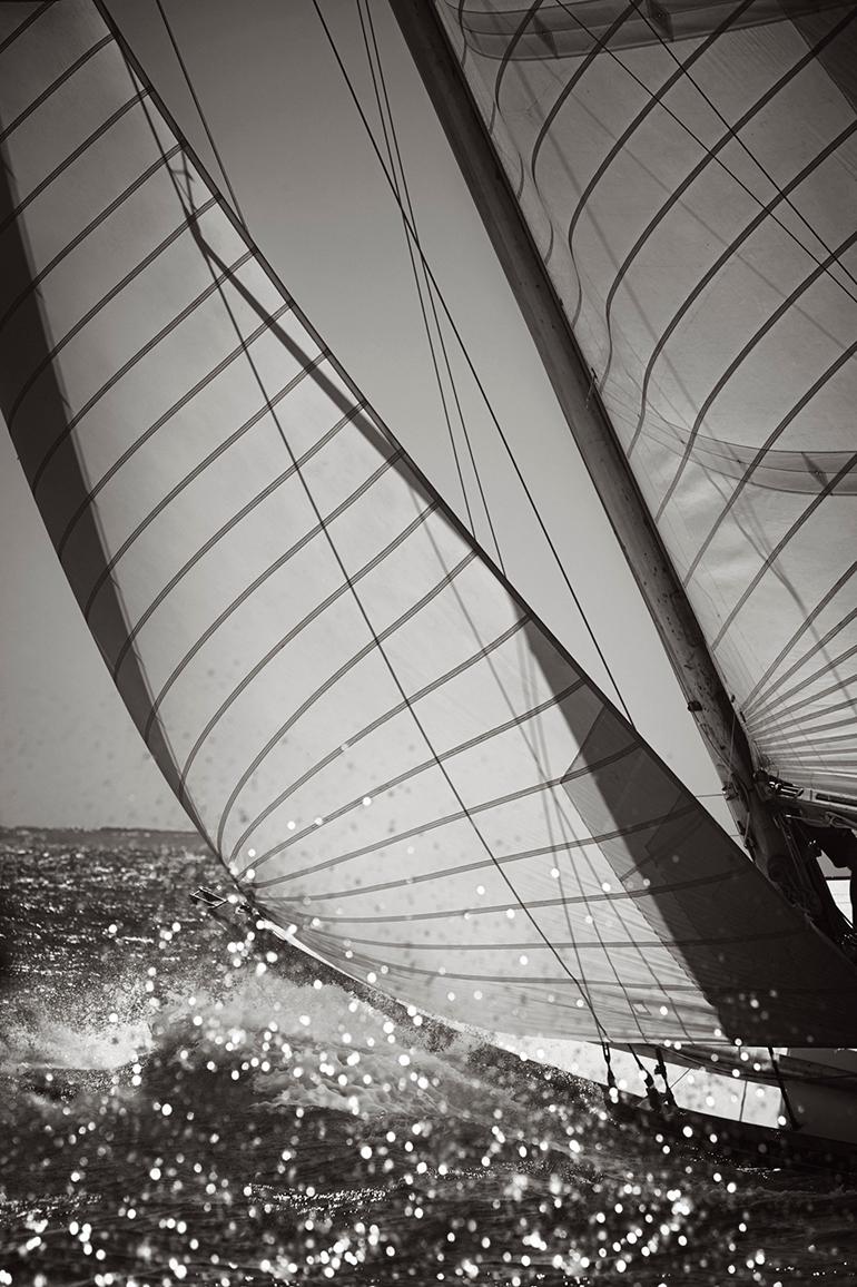 Drew Doggett Portrait Photograph – Intime Schwarz-Weiß-Druck der Weltklasse Yacht Northern Light, vertikaler Vertikaler Schwarz-Weiß-Druck