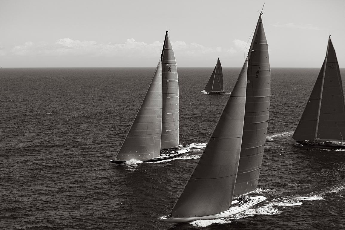 Drew Doggett Black and White Photograph – J Class Segeljachten auf der offenen See, Schwarz-Weiß-Fotografie, Horizontal