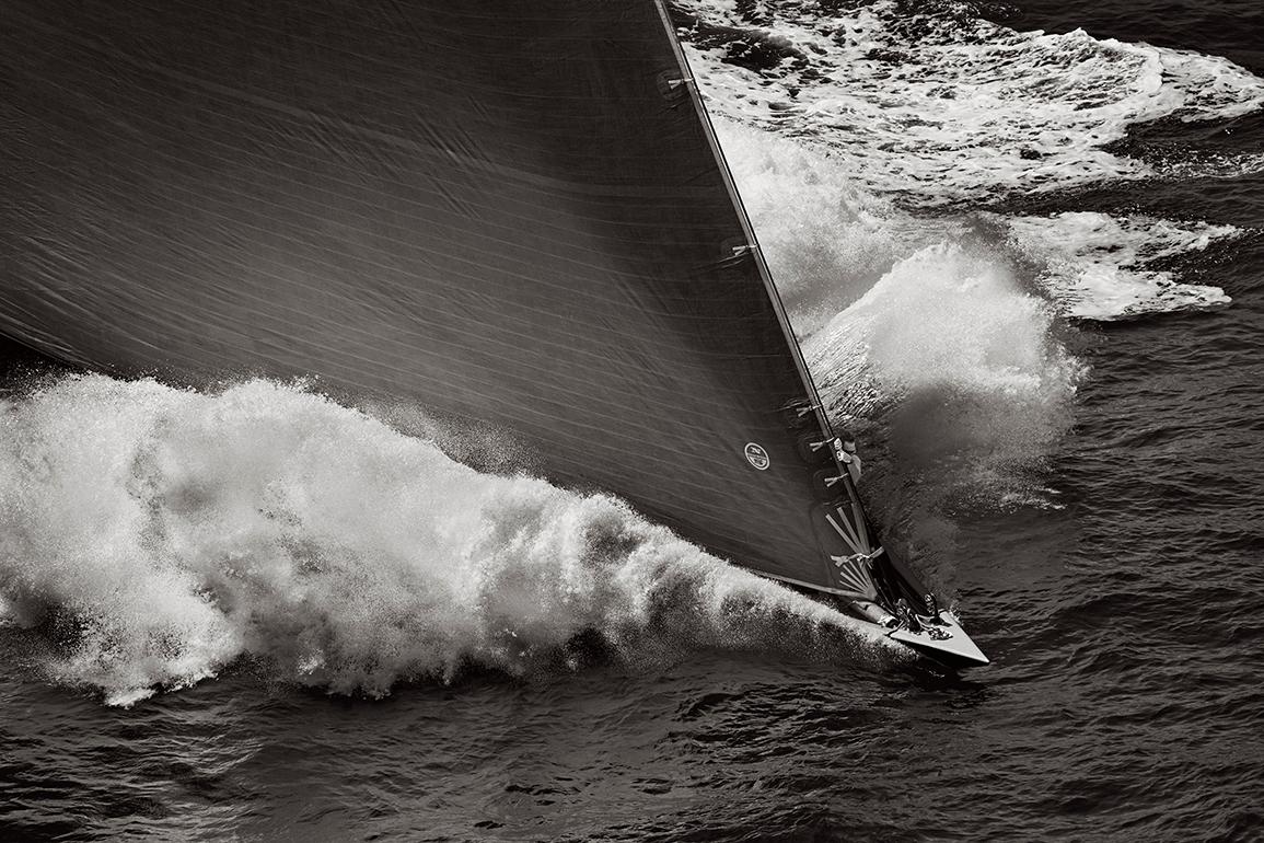 Drew Doggett Black and White Photograph – J-Class Yacht Velsheda Racing Forward, Segelboot von Weltrang