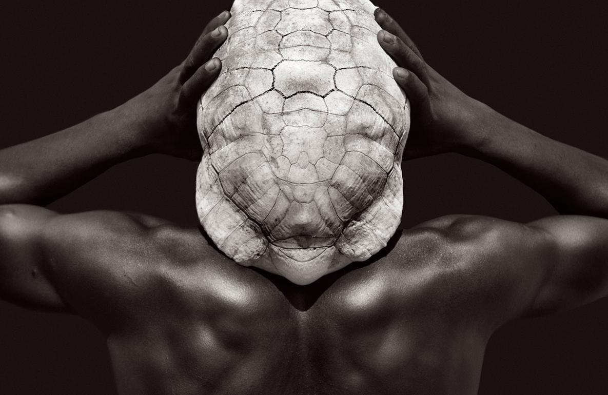 Black and White Photograph di Drew Doggett - Uomo Karo con il guscio di tartaruga, Etiopia, Moda, Iconico
