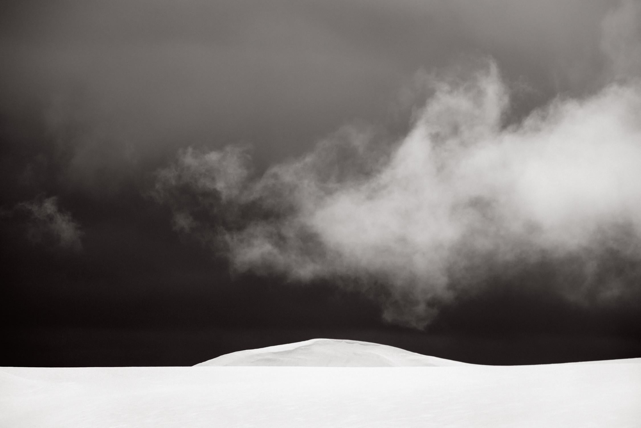 Drew Doggett Black and White Photograph – Minimalistisches, abstraktes Bild von Schnee und Wolken in der Arktis