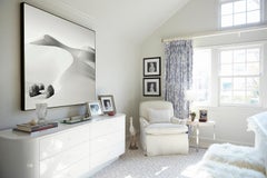 Minimale Landschaft einer Sandhütte in Namibia, Schwarz-Weiß-Fotografie