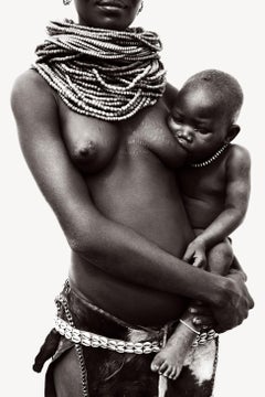 Mère allaitant son enfant, portant des bijoux tribaux traditionnels, Éthiopie, Calming
