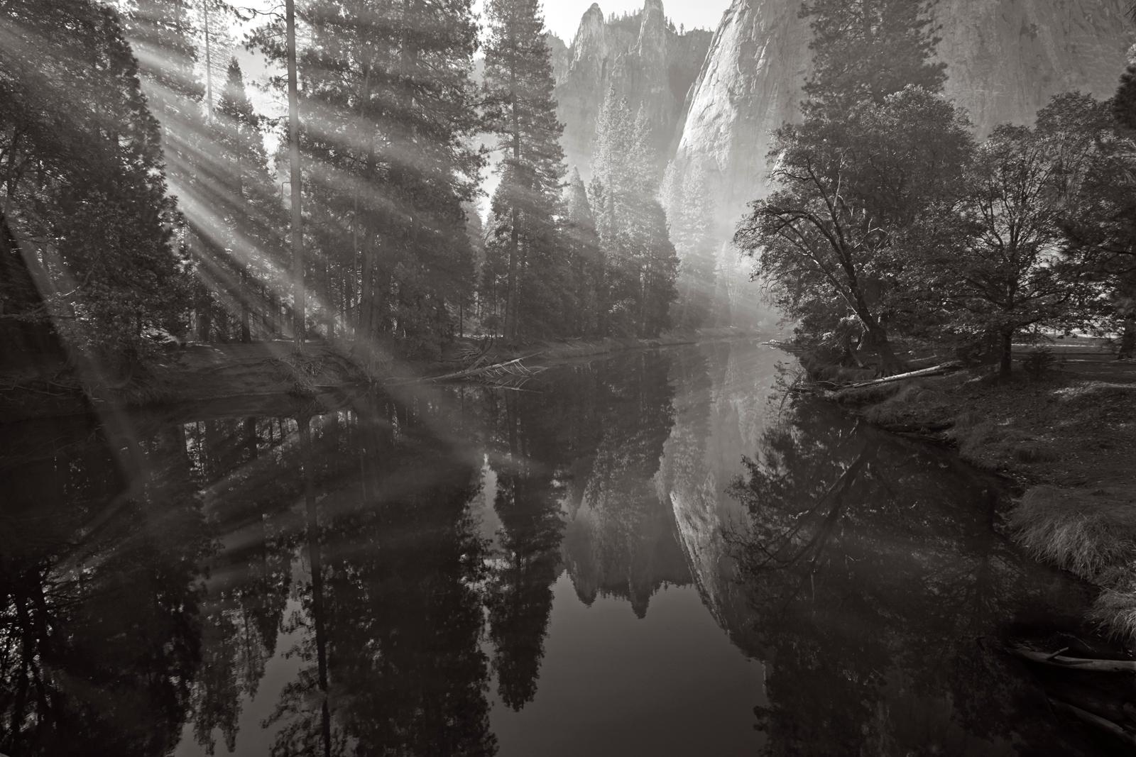 Black and White Photograph Drew Doggett - Streaming d'une lumière d'un autre monde dans le parc national de Yosemite, noir et blanc, classique