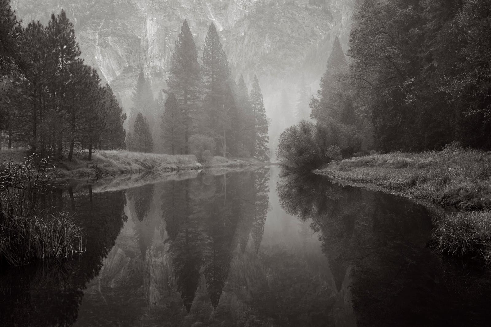 Drew Doggett Black and White Photograph – Porträt eines kalten Morgens im Yosemite mit klarer Rücksicht auf das Wasser