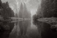 Porträt eines kalten Morgens im Yosemite mit klarer Rücksicht auf das Wasser