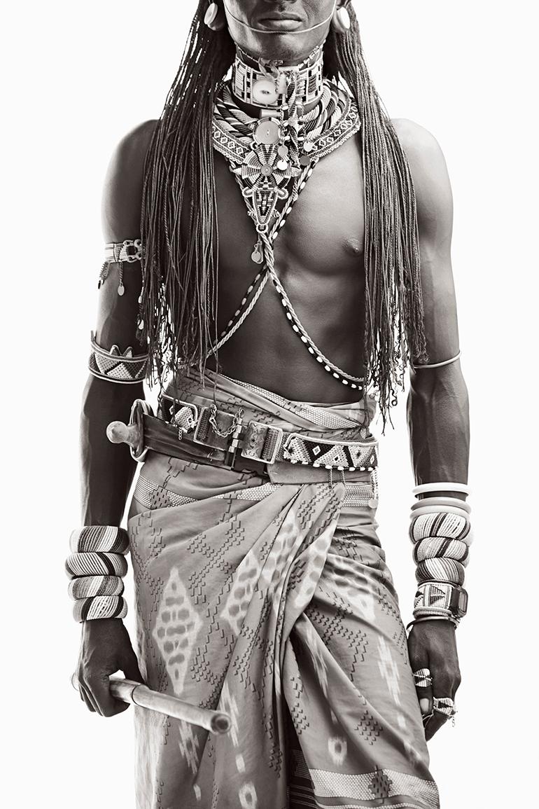 Black and White Photograph de Drew Doggett - Retrato de un guerrero con vestimenta tradicional, Vertical
