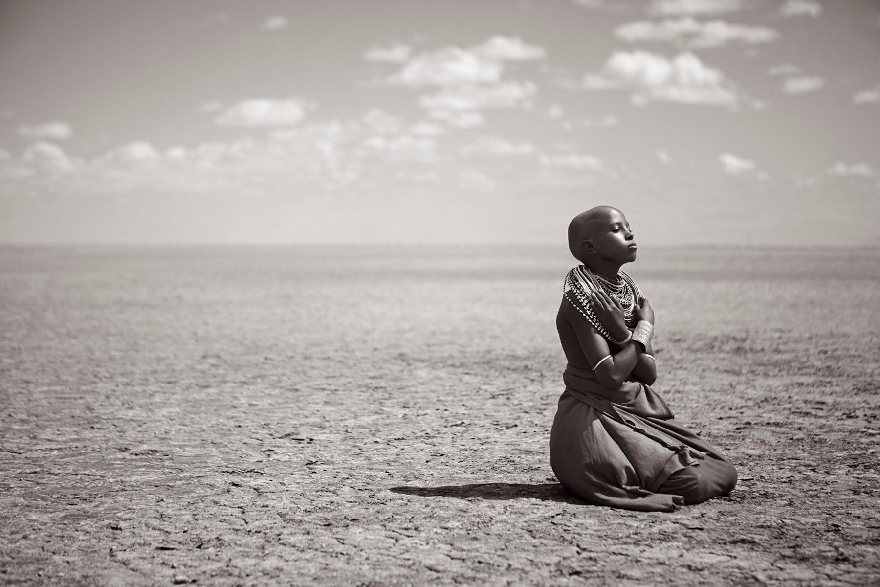 Portrait d'une jeune femme Rendille sur les salines du nord du Kenya - Photograph de Drew Doggett