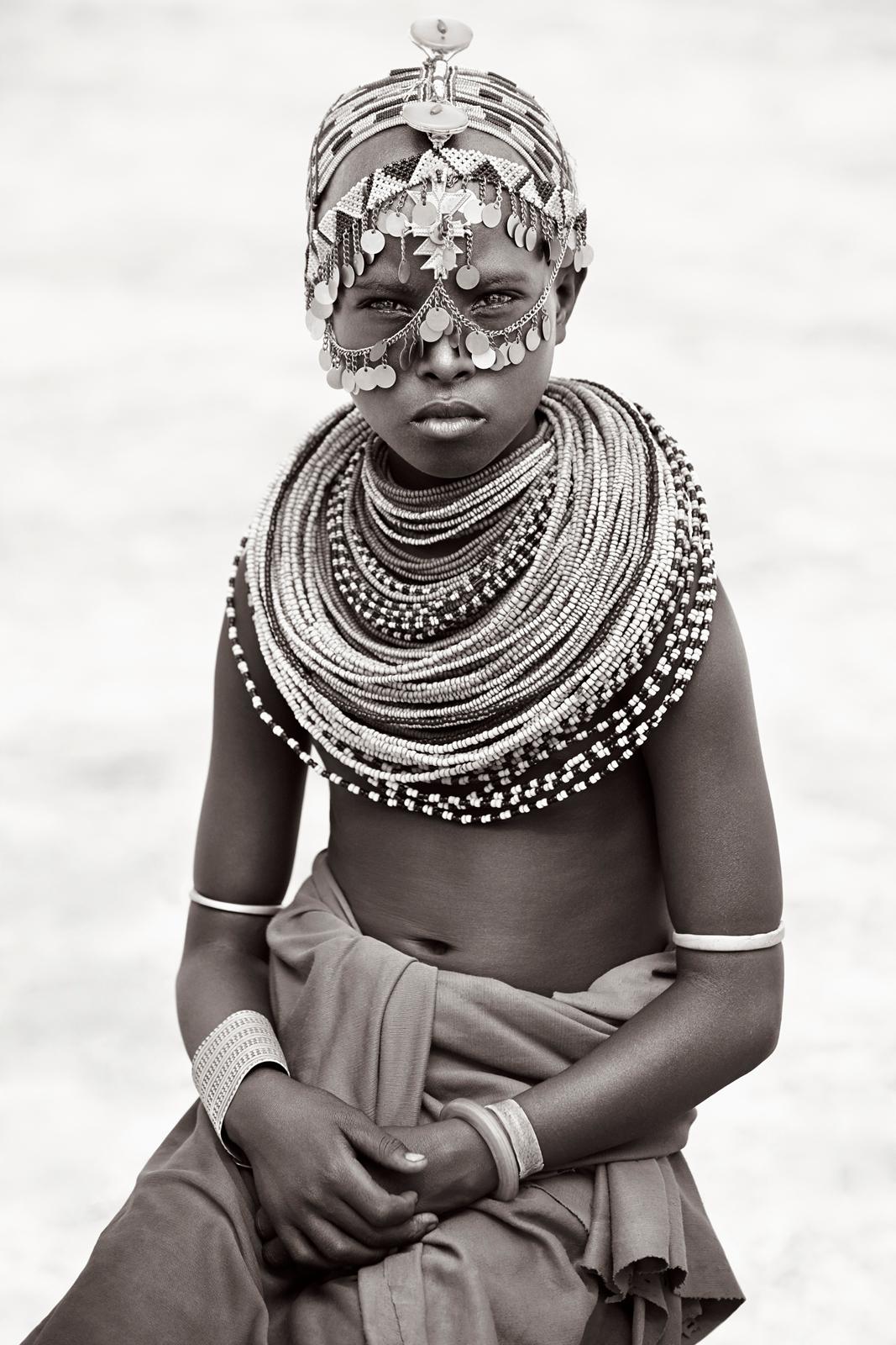 Drew Doggett Black and White Photograph – Porträt einer jungen Frau im Osten Kenia, Ikonisch, Empowerment, Mode