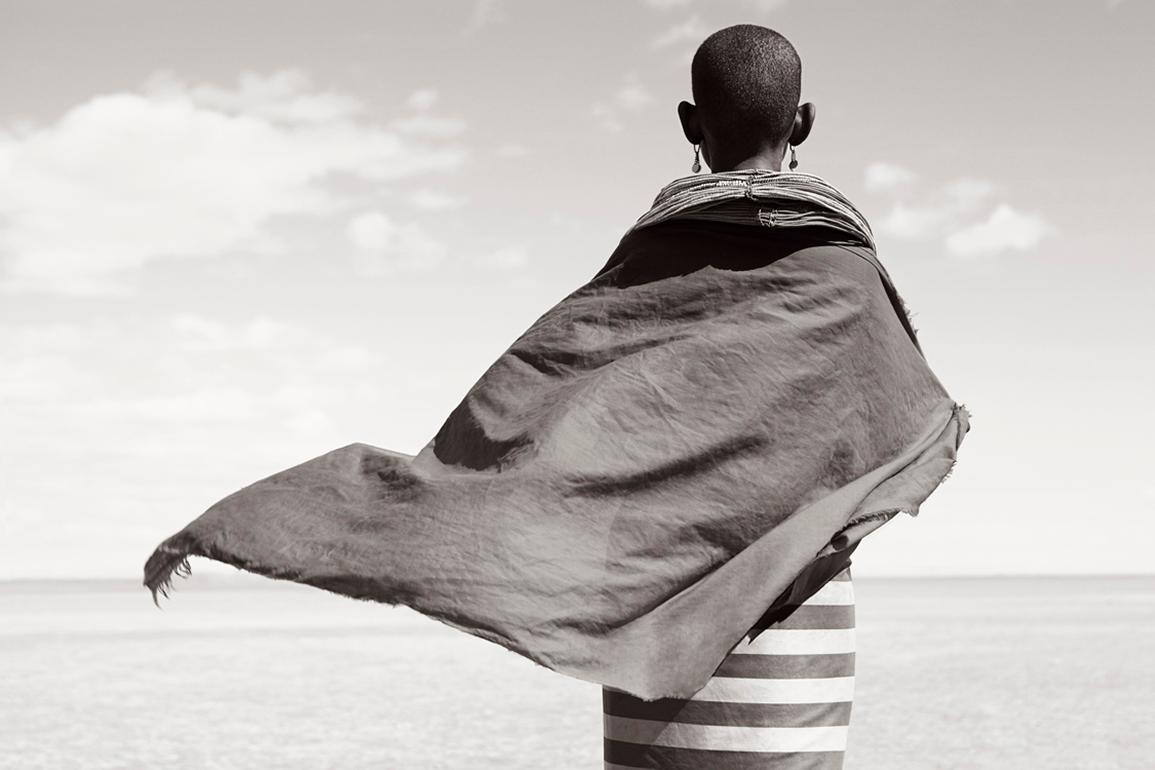 Drew Doggett Black and White Photograph – Porträt einer jungen Frau in Kenia, Schwarz und Weiß, Meditatives Porträt