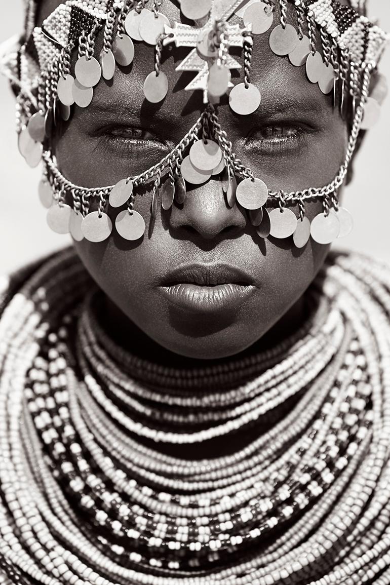Drew Doggett Portrait Photograph – Powerful Porträt einer jungen afrikanischen Frau in Stammesschmuck, Bestseller, Kenia