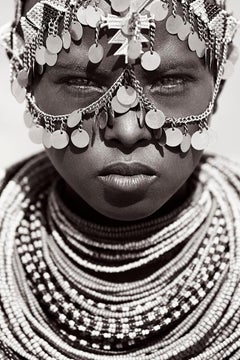 Portrait puissant d'une jeune femme africaine dans des bijoux tribaux, best-seller, Kenya