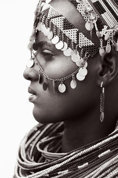 Portrait de profil d'une superbe femme Rendille portant des ornements traditionnels.