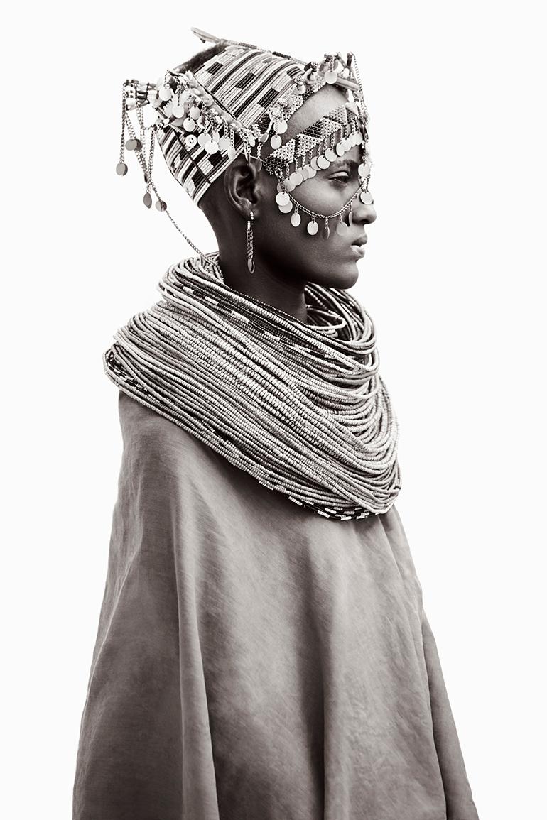 Black and White Photograph Drew Doggett - Portrait de profil d'une femme au Kenya portant des bijoux tribaux, emblématique, vertical