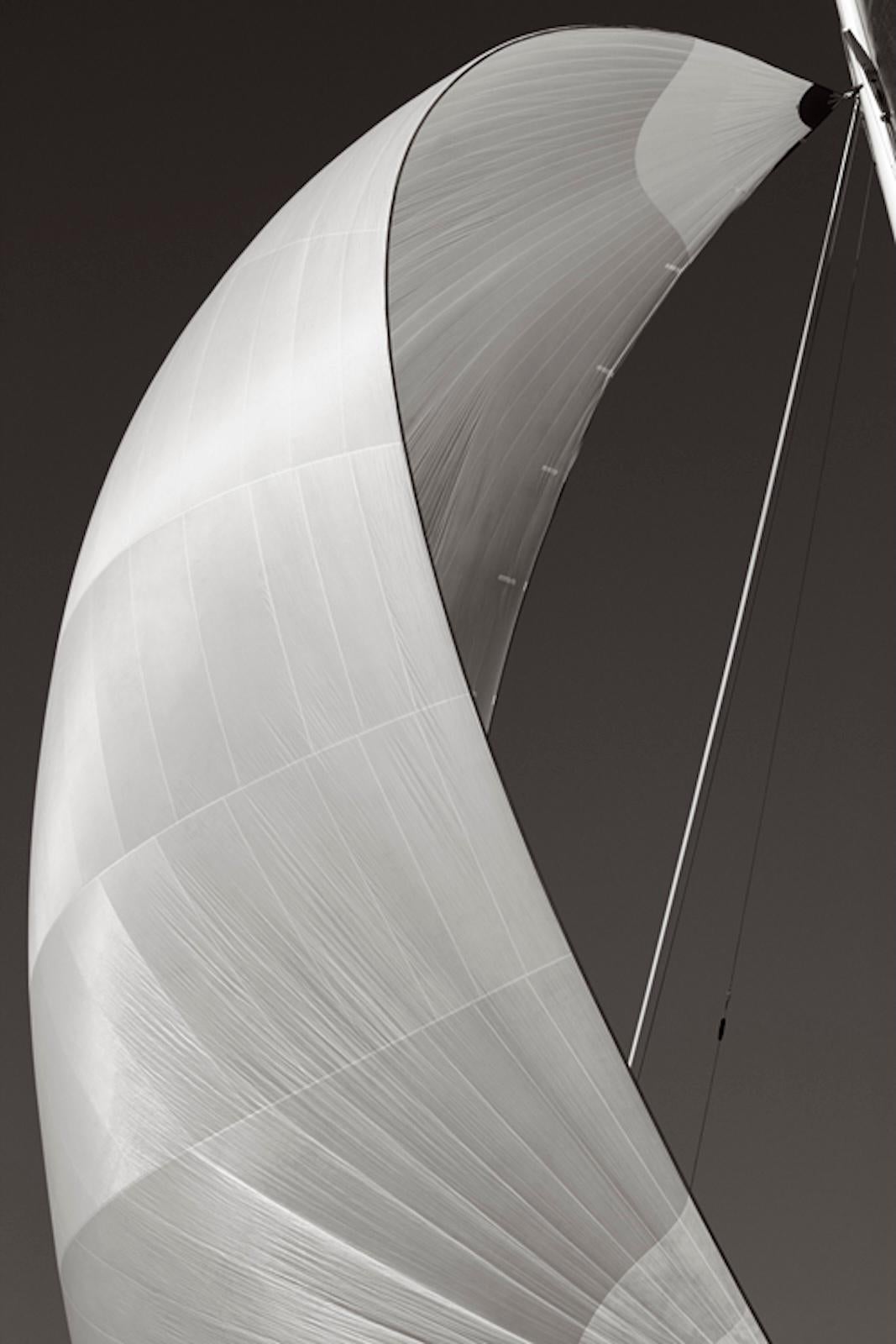 Raffinierte Schwarz-Weiß-Fotografie, die das Segel des Bootes KZ-5 zeigt – Photograph von Drew Doggett