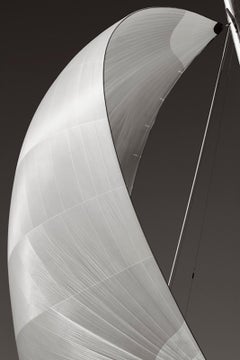 Fotografía refinada en blanco y negro con la vela del barco KZ-5