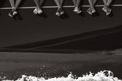 Sailor's Feet Hanging Over the Deck of the Deck des ikonischen Yacht Rainbow, Design-inspiriert