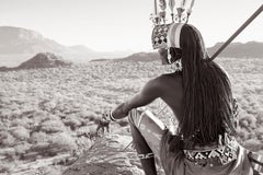 Un guerriero Samburu seduto su una sporgenza che domina la terra d'origine della sua tribù
