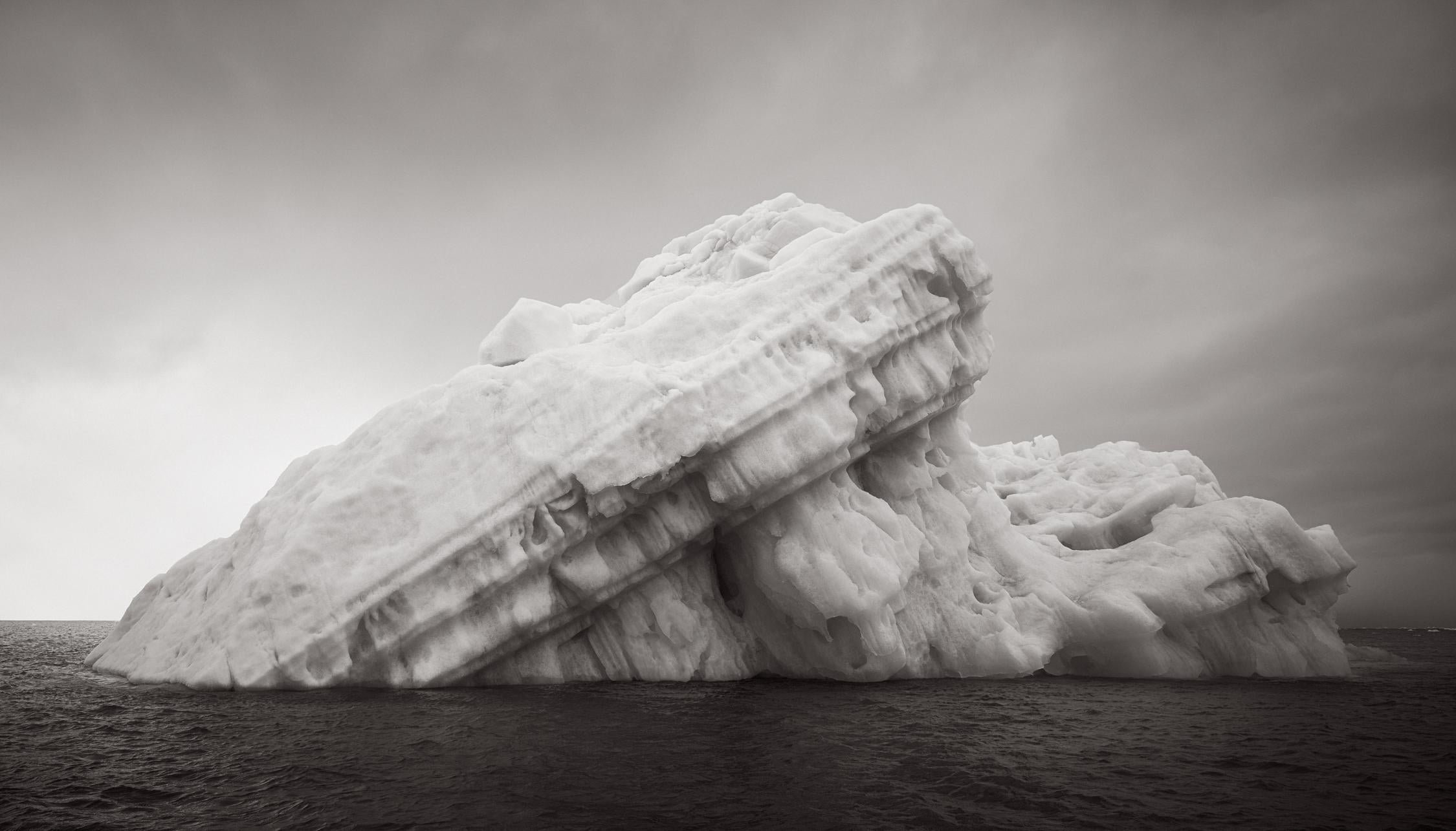 Drew Doggett Black and White Photograph – Geformte Eisform in arktischen Gewässern, Abstrakt, Nature