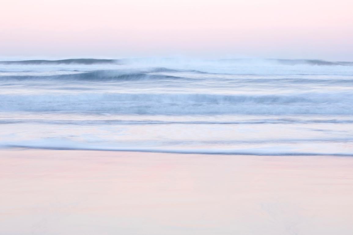 Drew Doggett Landscape Photograph – Sonnenaufgang Along a Remote Stretch of Beach, Farbfotografie, Horizontal