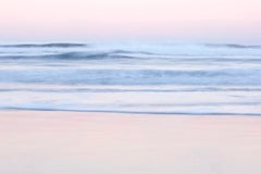 Lever de soleil sur une plage isolée, photographie couleur, horizontale