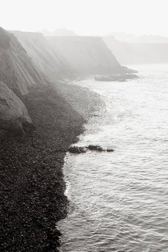 Sonnenaufgang an der kalifornischen Küste, Schwarz-Weiß-Fotografie, vertikal, klassisch