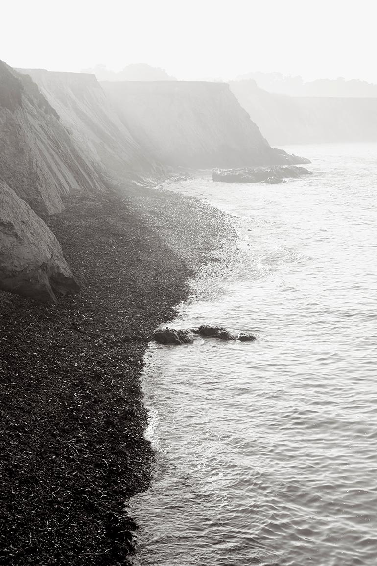 Drew Doggett Landscape Photograph – Sonnenaufgang an der kalifornischen Küste, Schwarz-Weiß-Fotografie, vertikal, klassisch
