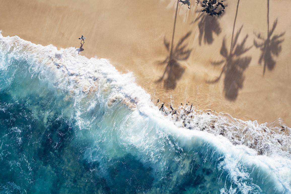 Landscape Photograph Drew Doggett - Coucher de soleil sur la plage d'Oahu, Photographie couleur, Horizontal