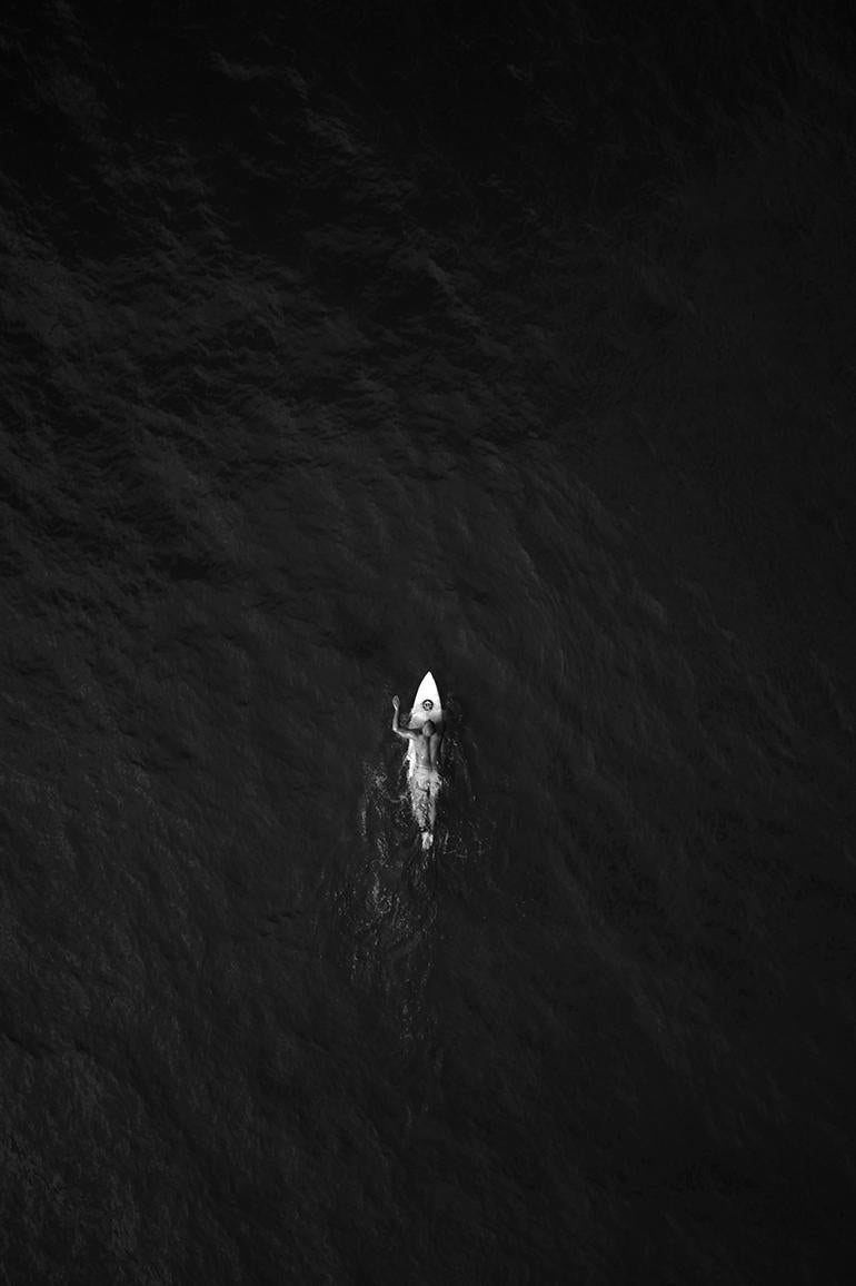 Landscape Photograph di Drew Doggett - Surfista che pagaia verso un'onda in un mare calmo vicino a Oahu, Bianco e nero, Moda