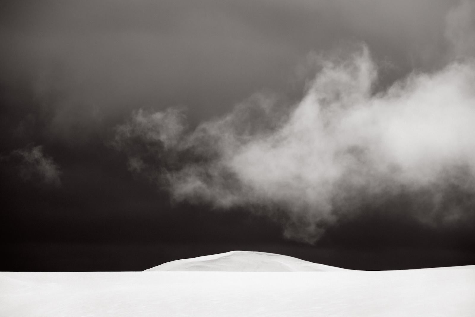 Drew Doggett Black and White Photograph – Surreales Bild der Arktischen Landschaft gefüllt mit natürlichen Texturen und schönen
