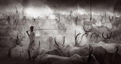 Surreale Szene des Lebens in den Viehlagern des Südsudan, mit langgestrecktem Käfig