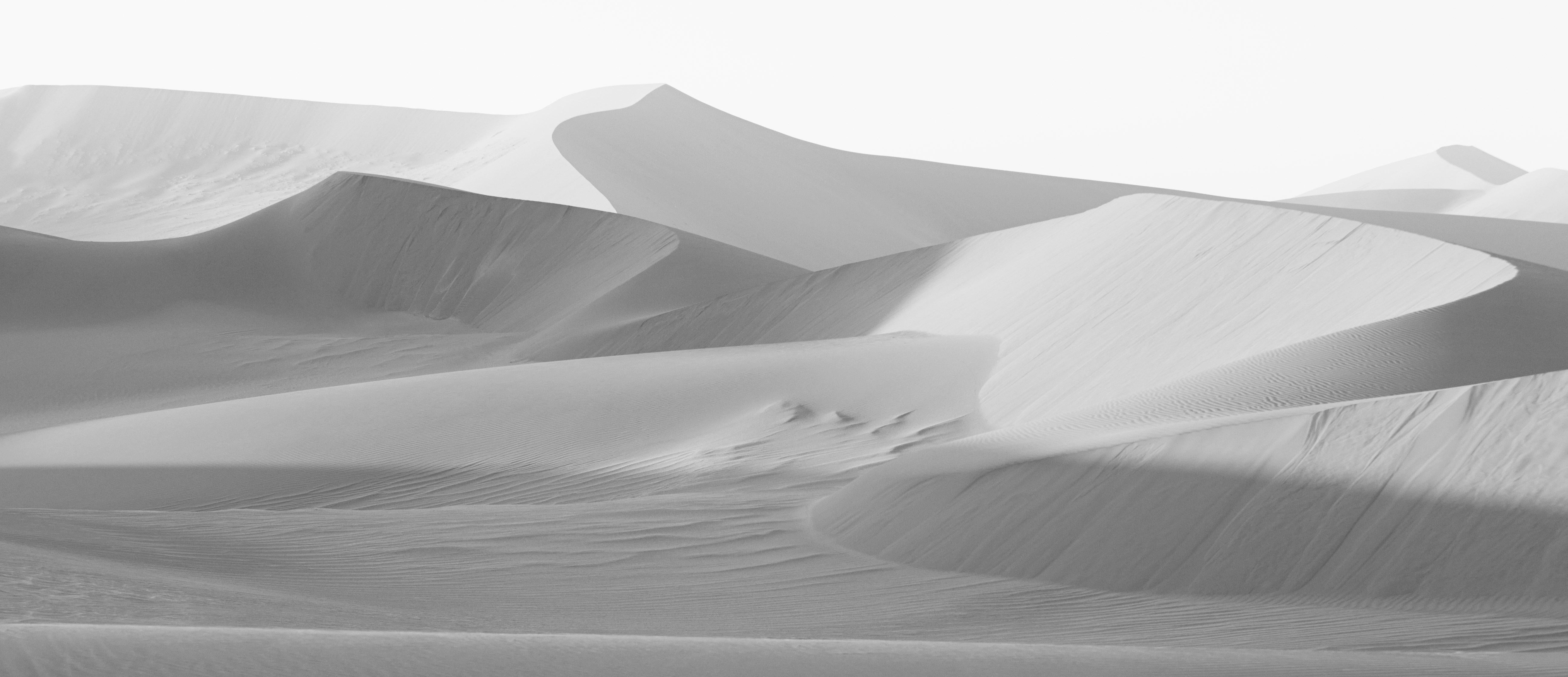 Die wunderschön weichen Sandhügel von Namibia bilden ihre eigene private Stadt – Photograph von Drew Doggett