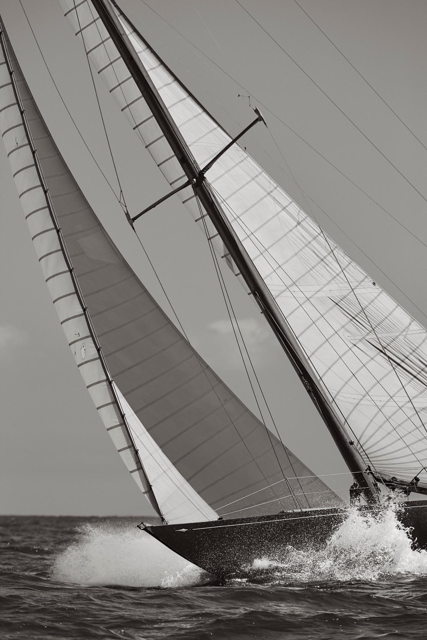 Drew Doggett Black and White Photograph – Die Rennyachten Northern Light auf dem Atlantik