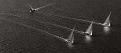La scia di questi yacht crea un'incredibile linea di schiuma bianca e nitida.