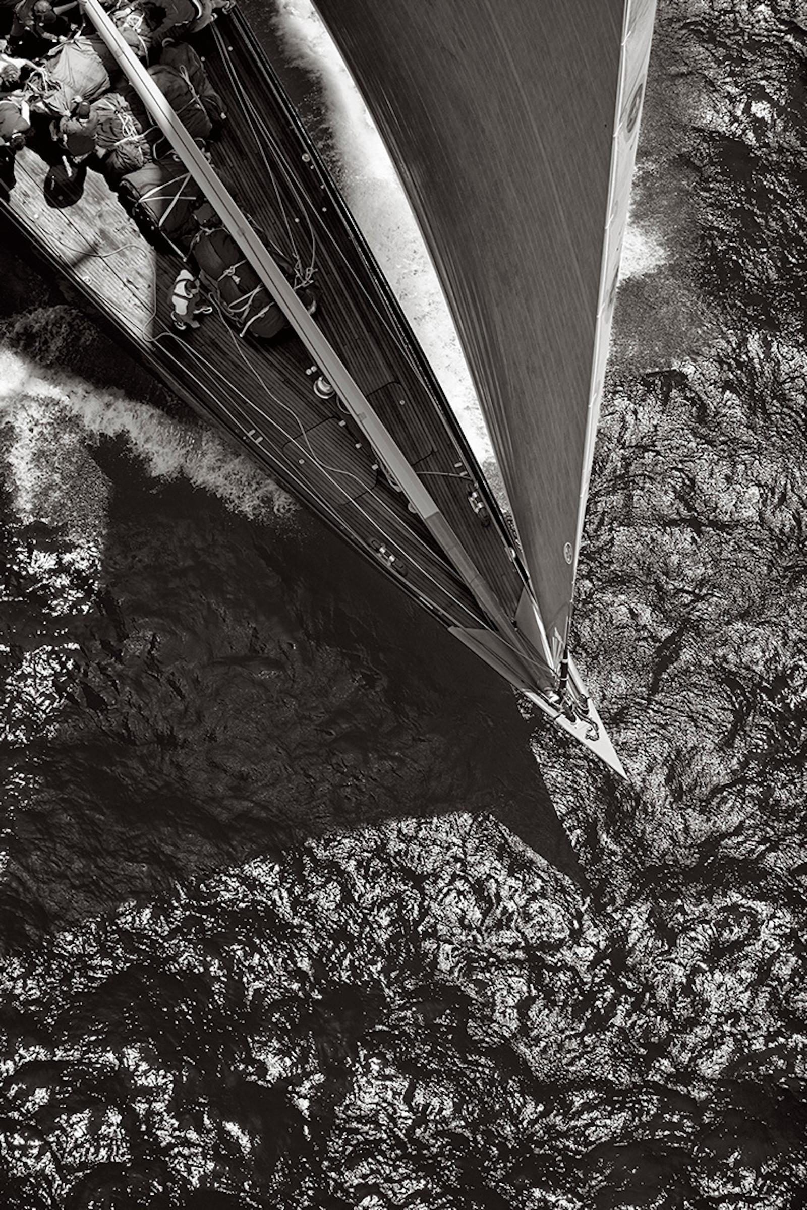 Cette photographie représente une vue aérienne du yacht de course de classe J Velsheda. - Photograph de Drew Doggett