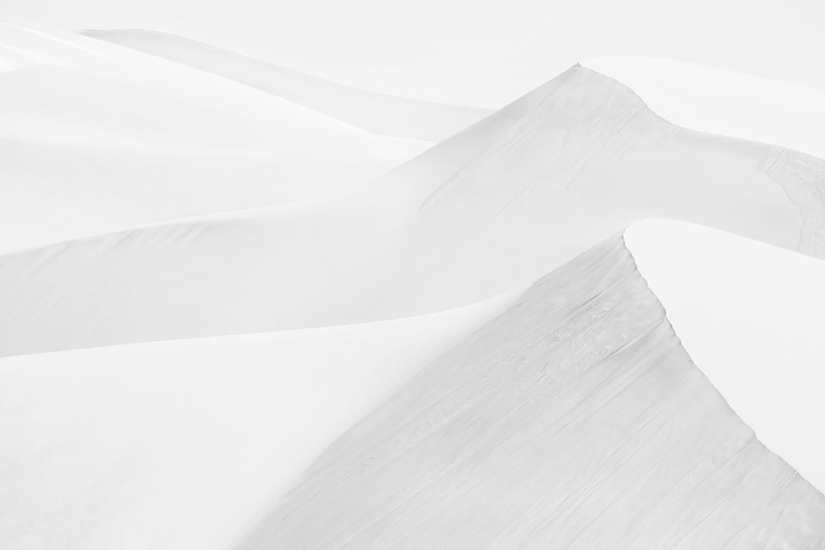 Drew Doggett Black and White Photograph – Zwei Monotone- und ätherische Sandbänke in Namibia, abstrakt, ikonisch, Bestseller