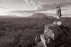 Zwei Samburu-Krieger stehen auf einem Überblick und betrachten ihr Land