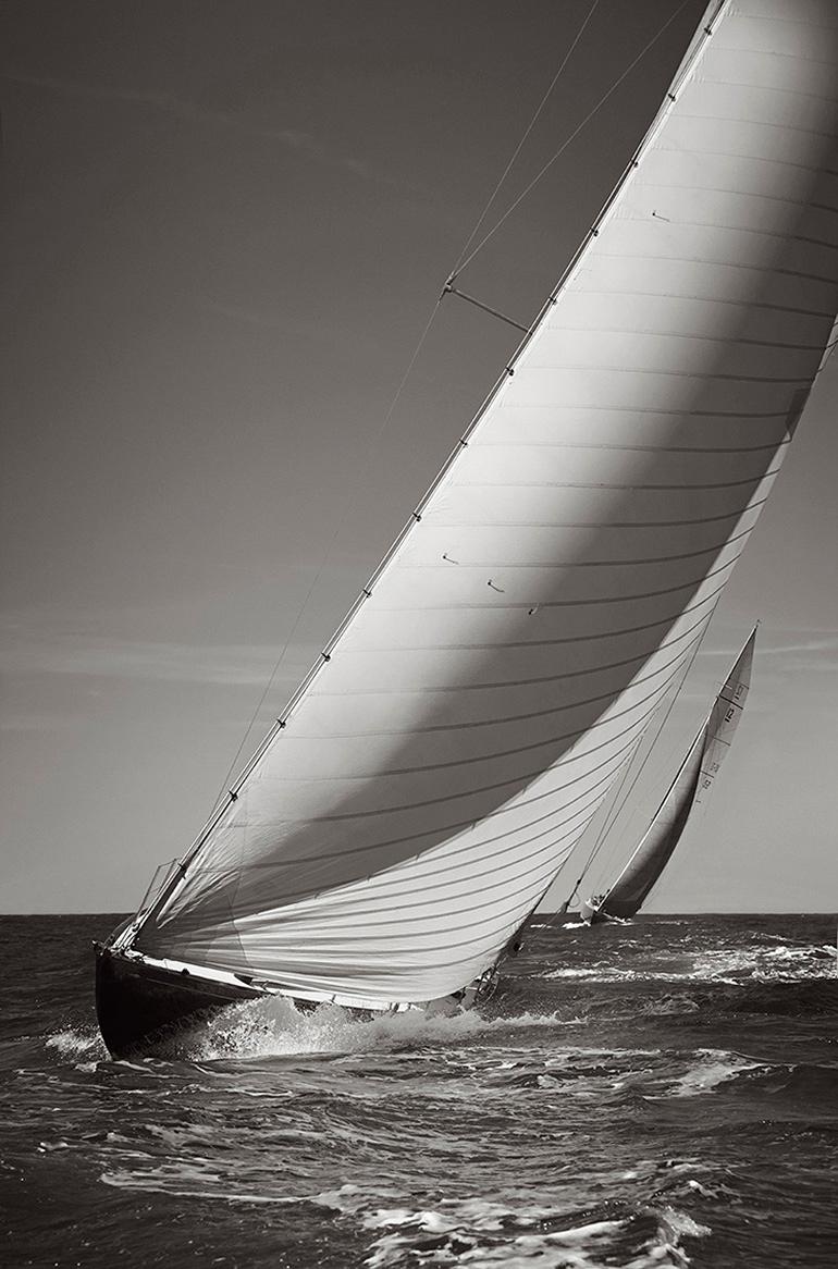 Landscape Photograph di Drew Doggett - Due barche da regata di classe mondiale in mare aperto, bianco e nero, orizzontale