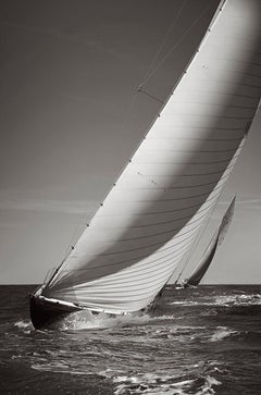 Deux yachts de course de classe mondiale sur les mers ouvertes, noirs et blancs, Horizontal