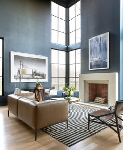 Weißes weißes Pferd, das am schwarzen Sandstrand läuft, Island, ätherisch