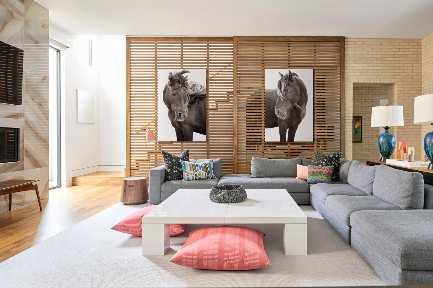 Wildes Pferd mit mundgeblasenem Wind, Mode, minimalistisch, Bestseller (Zeitgenössisch), Photograph, von Drew Doggett