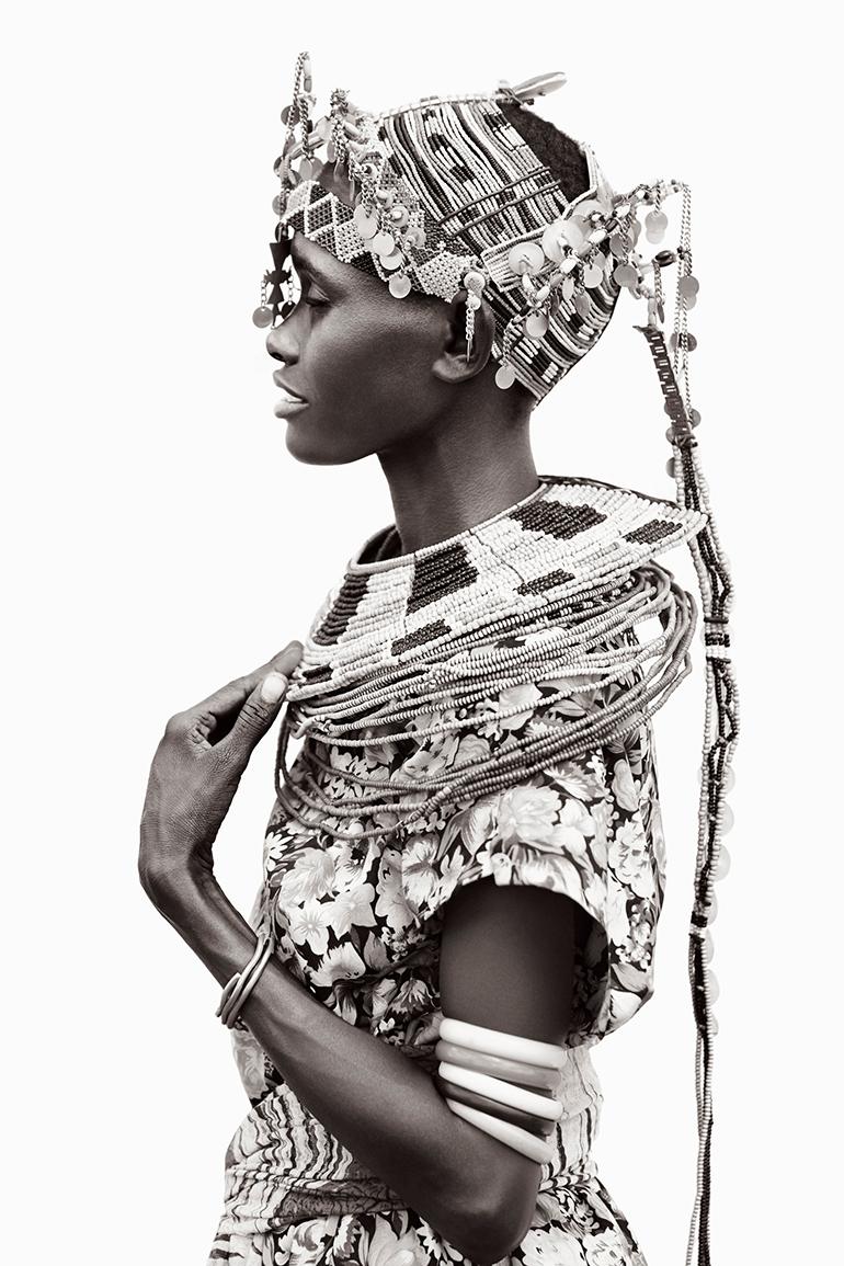 Drew Doggett Portrait Photograph – Frau in Kenia mit Stammesschmuck, Schwarz-Weiß-Fotografie, vertikal