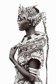 Woman in Kenya Wearing Tribal Jewelry (Femme portant des bijoux tribaux), photographie en noir et blanc, Vertical