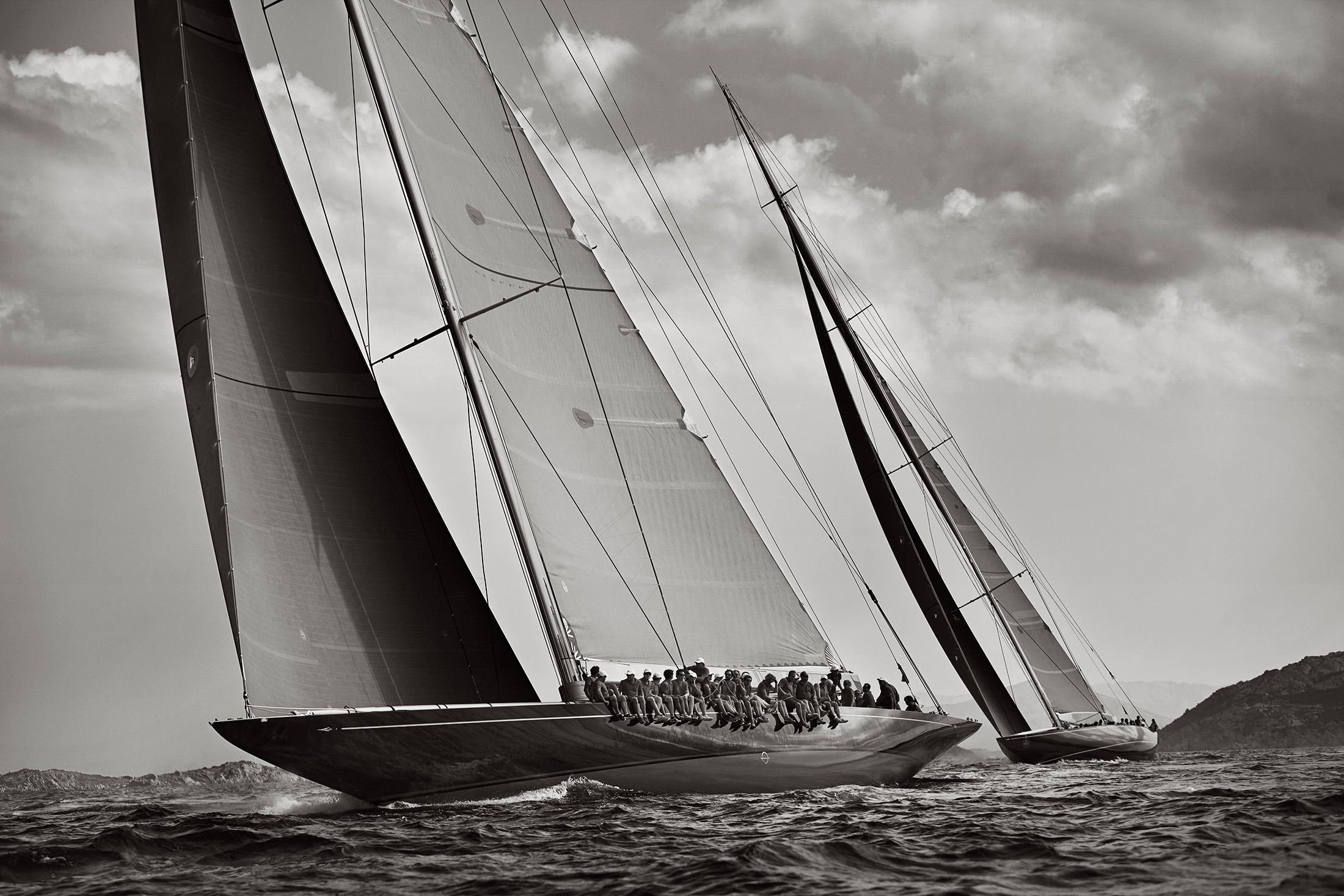 Drew Doggett Black and White Photograph – Weltklasse-Rennenjachten in Italien, nautisch, horizontal, ikonisch
