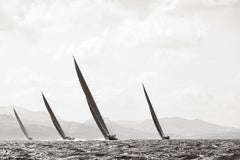 Segelboote der Weltklasse auf offenem Meer, klassisch, horizontal, minimalistisch